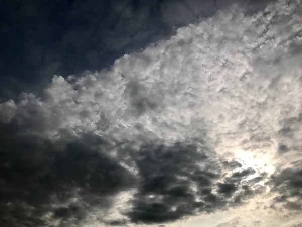 Ciel dramatique avec des nuages orageux à Thaïlande — Photo