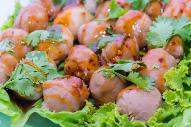 Beyaz arka planda soslu ızgara köfte.