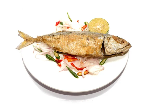 Peixe de cavala salgada seco frito com aromatizante picante isolado em branco — Fotografia de Stock