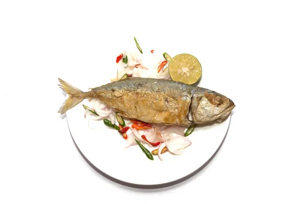 Peixe de cavala salgada seco frito com aromatizante picante isolado em branco — Fotografia de Stock