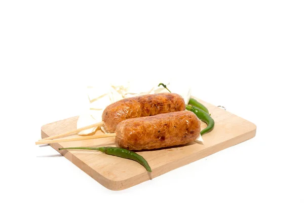 Крупним планом копчена смажена ковбаса на білому тлі — стокове фото
