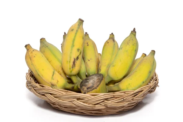 Gelbe Banane im Korb isoliert auf weiß — Stockfoto