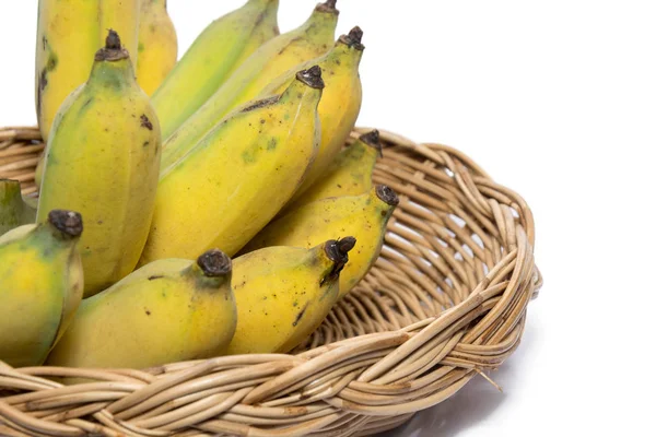 Banana amarela em cesta isolada sobre branco — Fotografia de Stock