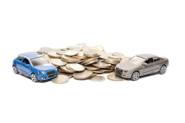 Juguete coche y pila de moneda aislado sobre fondo blanco — Foto de Stock