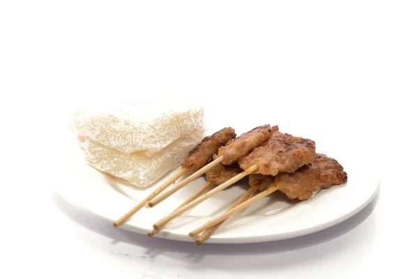 Cerdo a la parrilla servido con arroz pegajoso en plato blanco — Foto de Stock