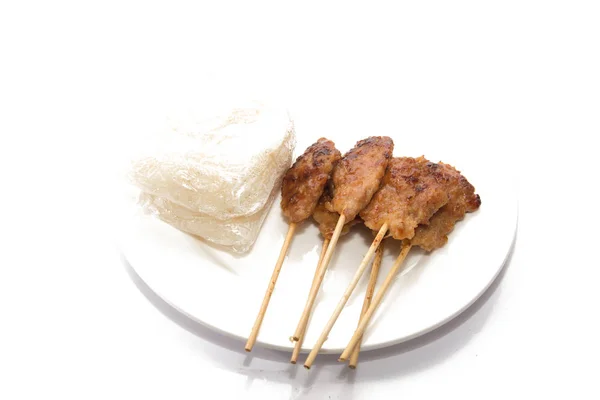 Grilované vepřové maso s lepkavou rýží na bílém talíři — Stock fotografie