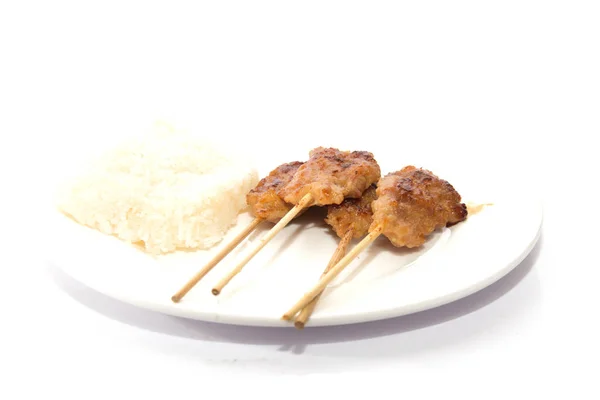 Cerdo a la parrilla servido con arroz pegajoso en plato blanco — Foto de Stock