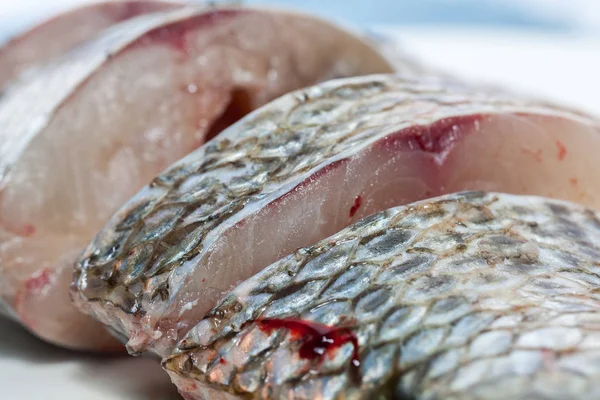 Close up Carne de tiapia do Nilo, cortada em pedaços — Fotografia de Stock