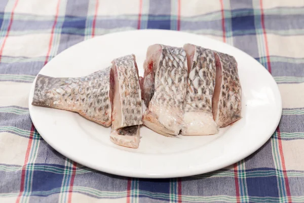 Close-up Nijltiapia vlees, in stukken gesneden — Stockfoto
