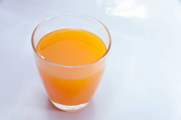 Крупний план апельсинового соку на білому фоні — стокове фото