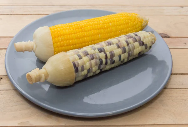 Close up of boiled corn on grey plate — Stock Photo, Image