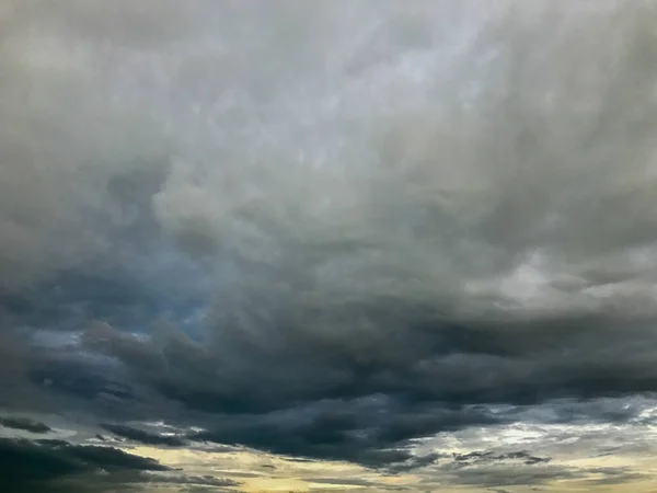 Nuvens escuras de tempestade antes da chuva na Tailândia — Fotografia de Stock