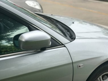 Modern bir arabanın dikiz aynası.