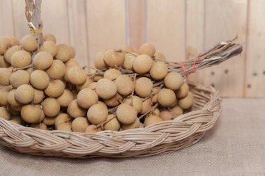 Tropikal meyveleri sepete koy Longan.