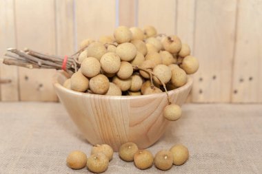 Tropikal meyve Longan 'ı ahşap kasede kapatın.