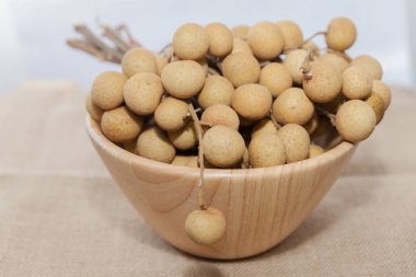 Tropikal meyve Longan 'ı ahşap kasede kapatın.