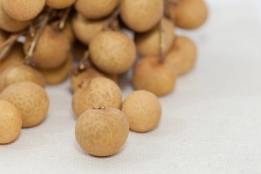 Beyaz arkaplandaki Longan sürüsünü kapat