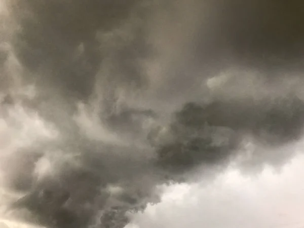 Cena do céu, nuvens escuras tempestade antes da chuva — Fotografia de Stock