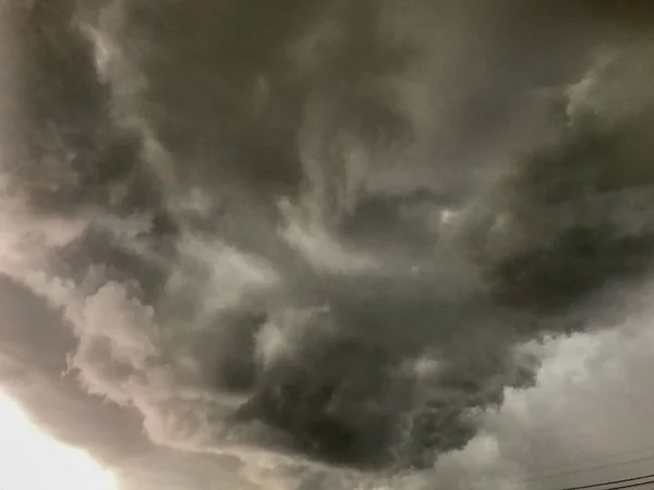 Himmelscen, mörka stormmoln före regn — Stockfoto