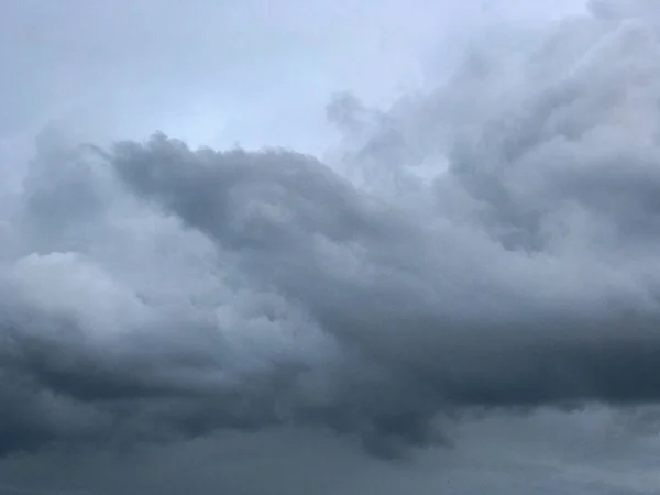 Himmelscen, mörka stormmoln före regn — Stockfoto