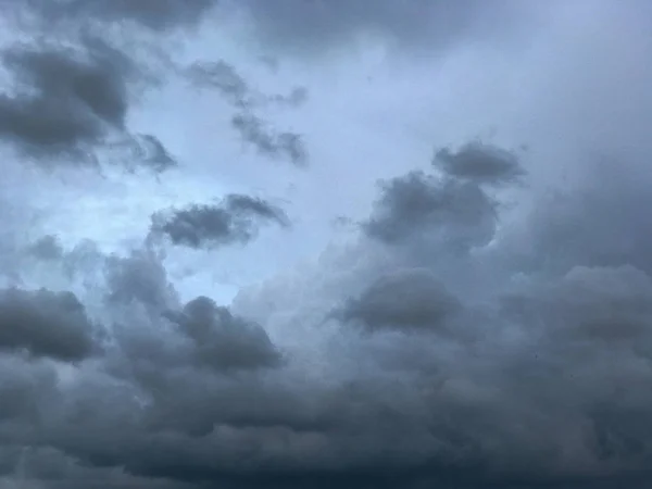 Cena do céu, nuvens escuras tempestade antes da chuva — Fotografia de Stock