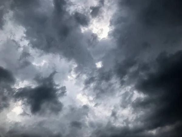Dunkle Gewitterwolken vor Regen, Himmelsszene — Stockfoto