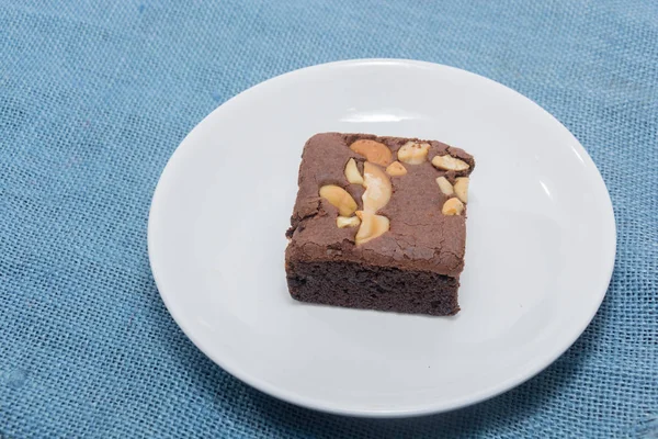 Close up de brownie na placa branca — Fotografia de Stock
