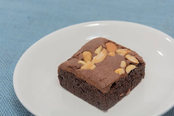 Nahaufnahme von Brownie auf weißem Teller — Stockfoto