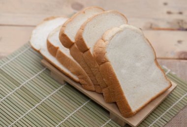 Kesme tahtasındaki ekmek dilimini kapat