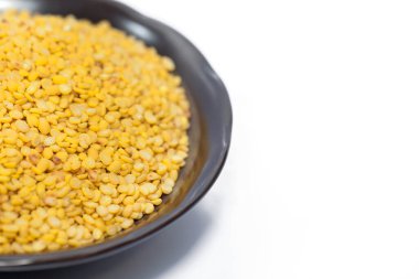 Kabuktaki soyulmuş mung fasulyeleri beyaza izole edilmiş.