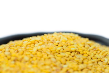 Kabuktaki soyulmuş mung fasulyeleri beyaza izole edilmiş.