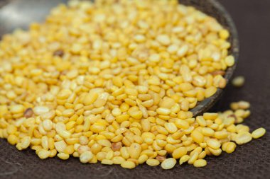 Tabaktaki mung fasulyelerini yakın.