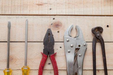 Ahşap palet arkaplanındaki araçları kapat 