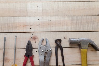 Ahşap palet arkaplanındaki araçları kapat 