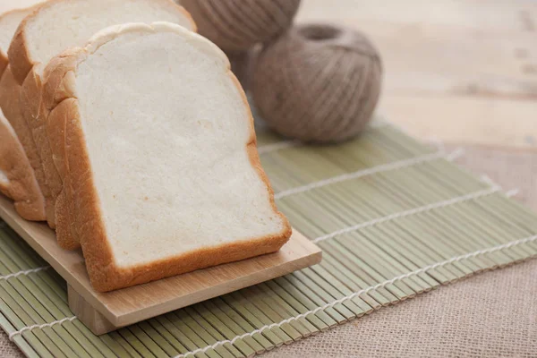 Close up de fatia de pão na placa de corte — Fotografia de Stock