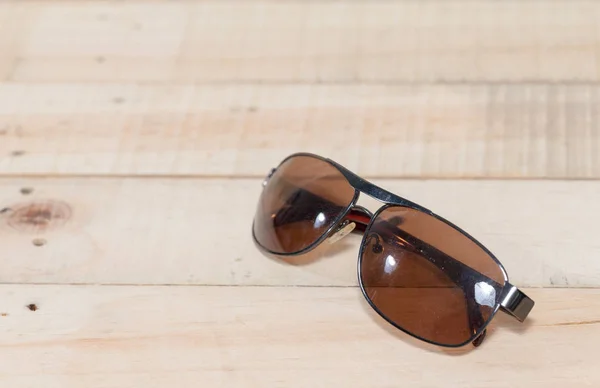 Cerrar las gafas de sol en tablón de madera —  Fotos de Stock