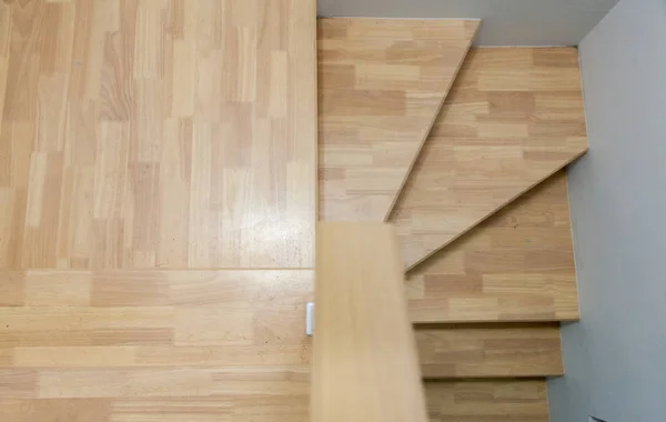 Escalera de madera en casa moderna en Tailandia — Foto de Stock