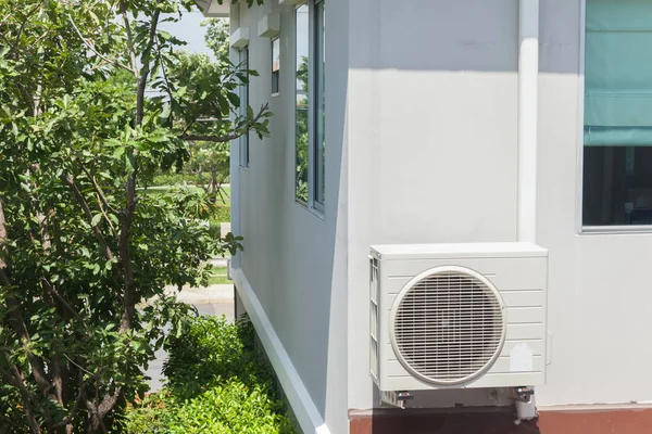 Árvore perto da janela da casa moderna na Tailândia — Fotografia de Stock