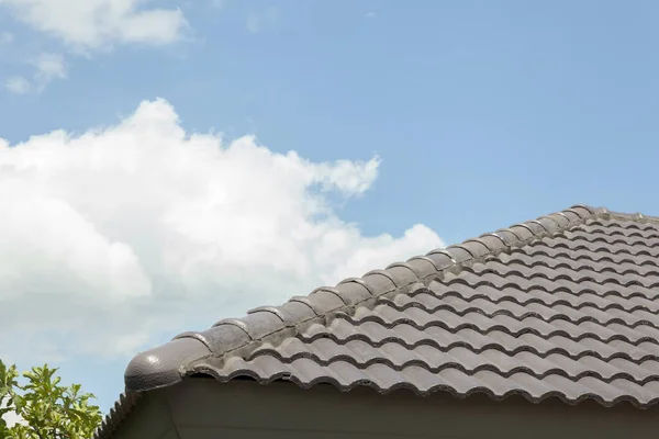 泰隆多恩汽车现代房屋的屋顶 — 图库照片