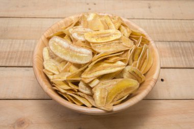 Tahta kasede muzlu cipsleri yakın.