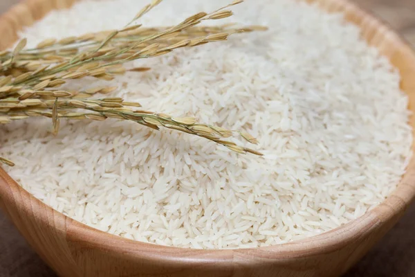 Zblízka syrové rýže v dřevěné míse — Stock fotografie