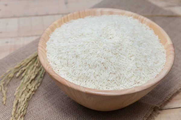 Perto de arroz cru em tigela de madeira — Fotografia de Stock