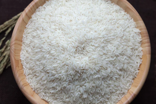 Perto de arroz cru em tigela de madeira — Fotografia de Stock