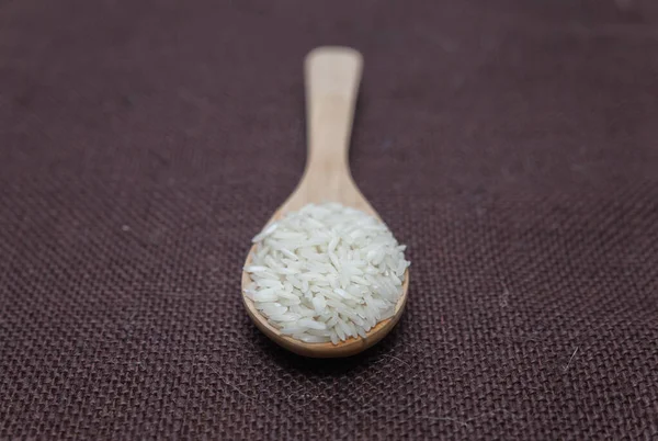 Menutup beras mentah dalam sendok kayu — Stok Foto