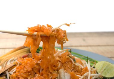 Tabakta yemek çubuklarıyla deniz ürünleri tabağı.