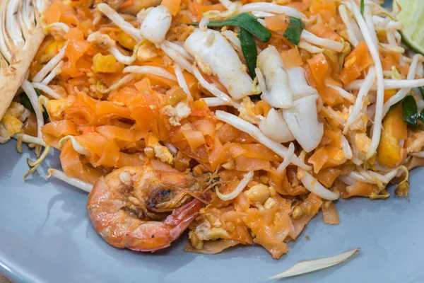 Close up seafood pad thai on plate — 스톡 사진