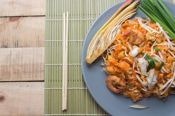 Almofada de frutos do mar tailandês no prato com pauzinhos — Fotografia de Stock