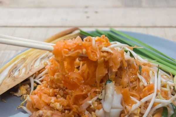 Almofada de frutos do mar tailandês no prato com pauzinhos — Fotografia de Stock