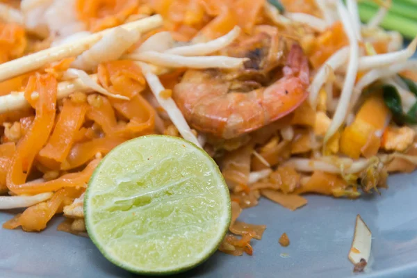 Meeresfrüchte-Pad Thai auf Teller mit Essstäbchen — Stockfoto