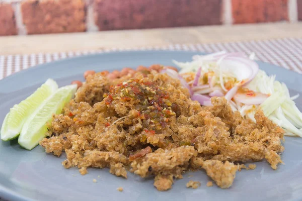 Ensalada de bagre crujiente con mango verde en Tailandia —  Fotos de Stock